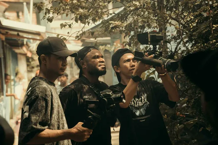 Crafting Narratives Beyond the Stage: The Evolution of Storytelling in the Modern Era